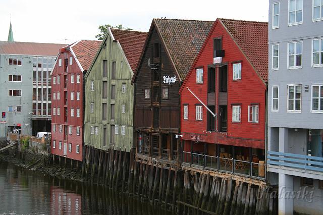 Norwegia (1524).JPG - Trondheim - składy nad Nidelvą